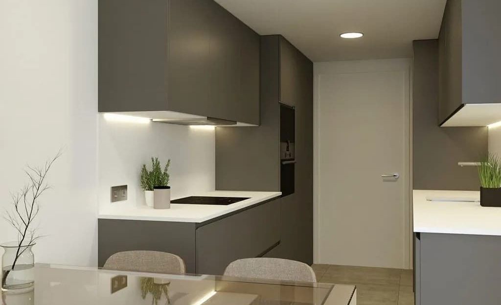 Кухня в современном стиле с рабочей зоной и подвесными шкафами.