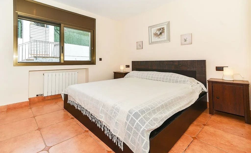 Светлая спальня с двуспальной кроватью.