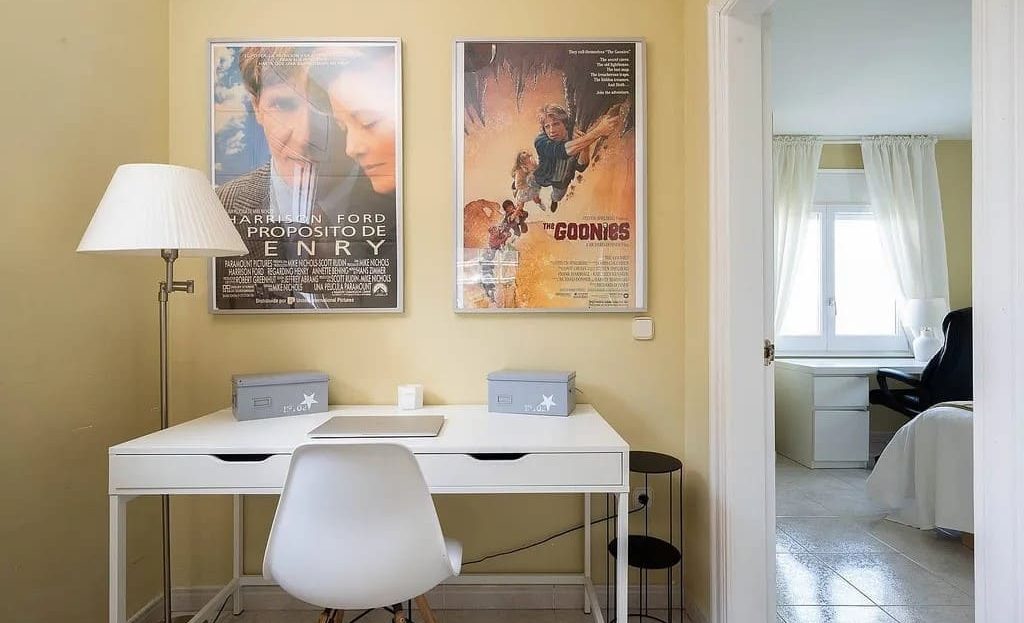 Рабочий кабинет с письменным столом и видом в спальню.