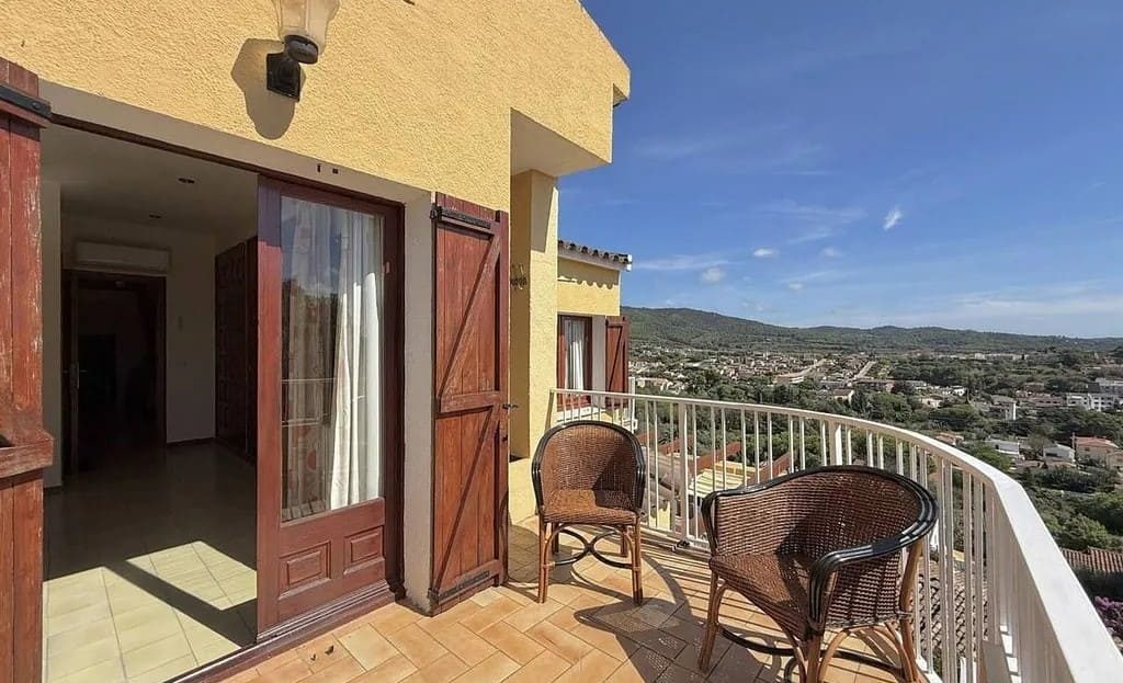 Терраса у спальни с видом на долину.