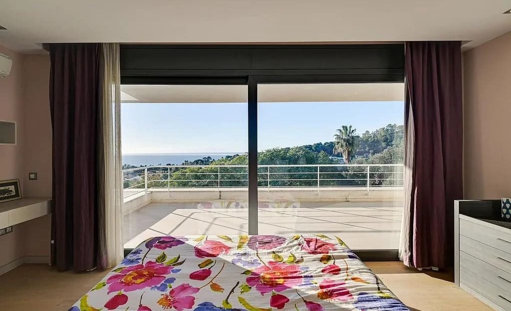 Спальня с выходом на террасу и видом на море