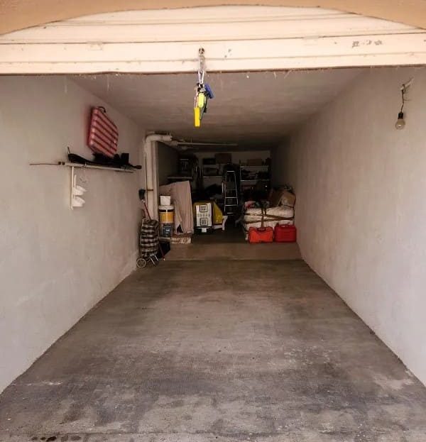 Частный гаражный бокс с местом для хранения.