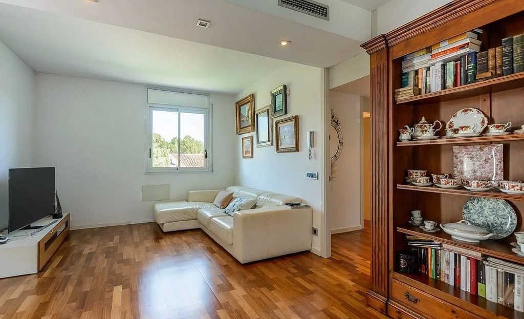 Гостиная или семейная комната на верхнем уровне с деревянным полом.