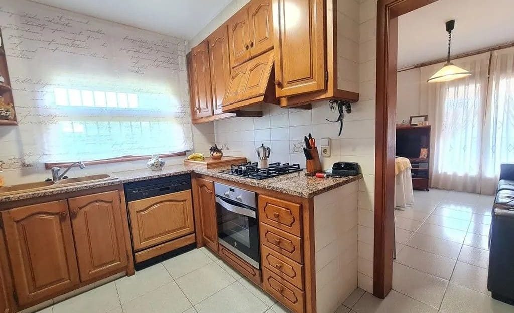 Кухня с деревянной мебелью и выходом в гостиную