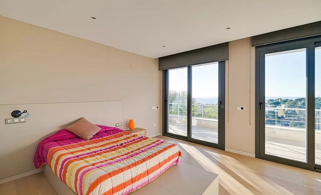 Вторая спальня с большими окнами и красивым видом