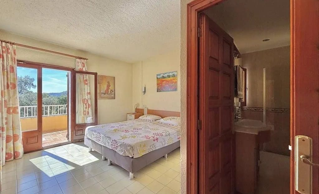 Спальня с двуспальной кроватью и выходом на террасу.