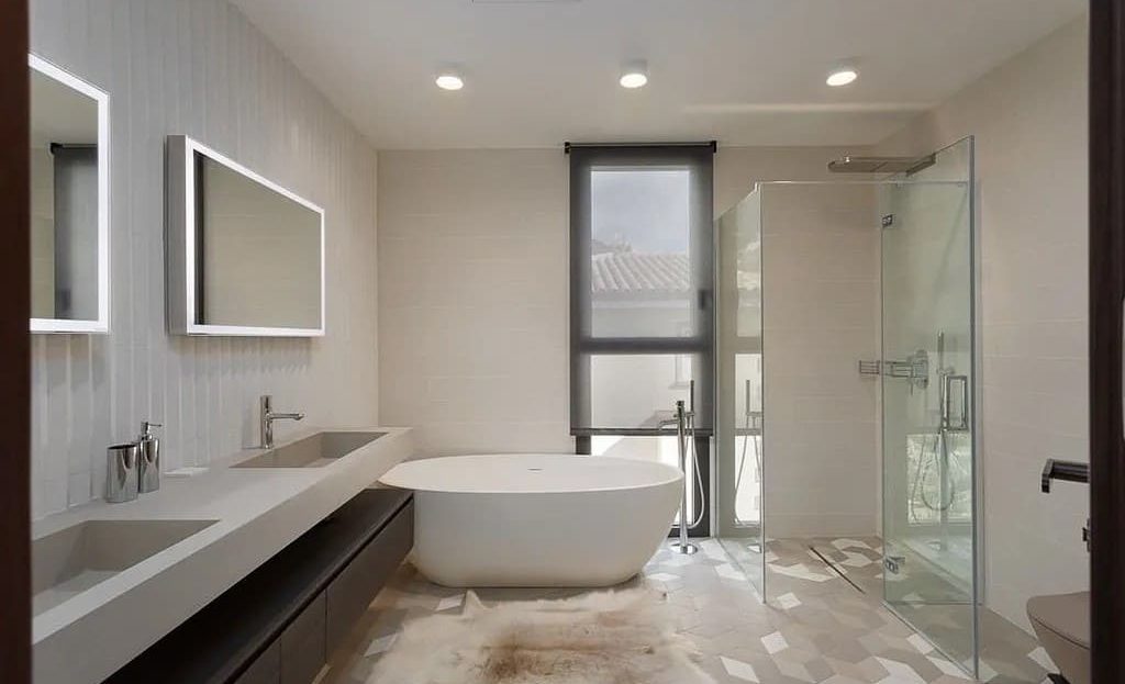 Современная ванная комната с ванной и душевой кабиной