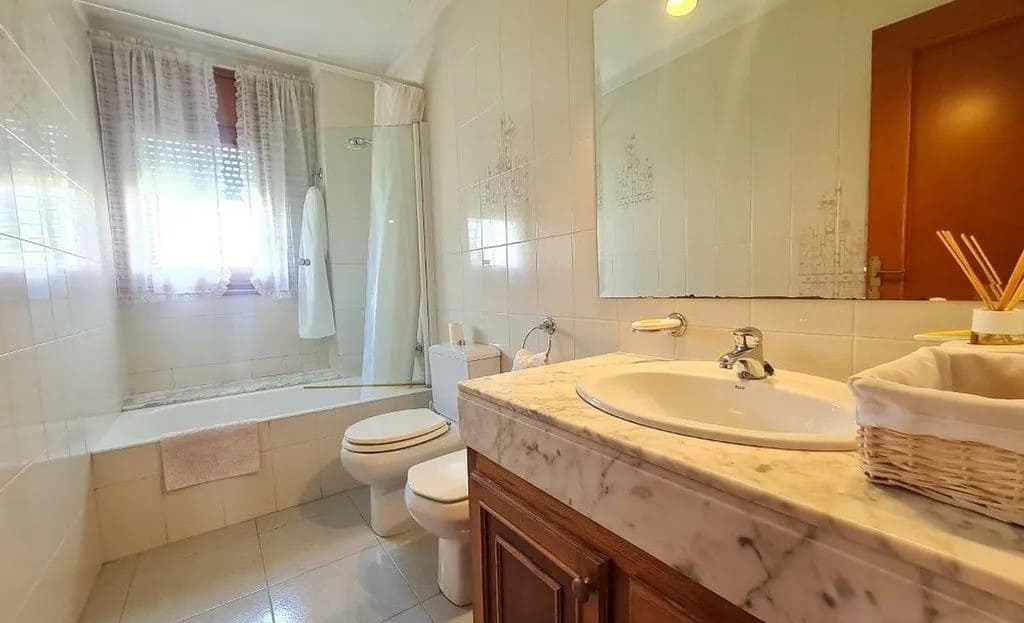 Ванная комната с двойной раковиной, ванной и окном