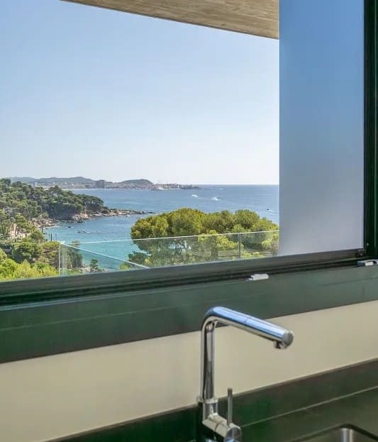 Вид на море из окна кухни