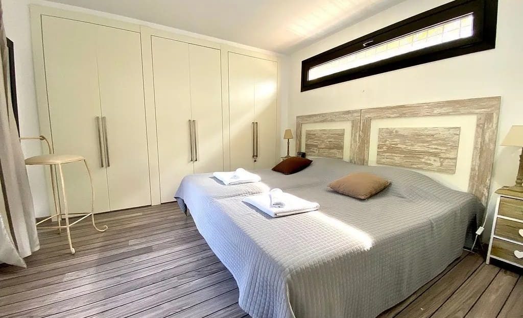 Спальня с двуспальной кроватью и встроенными шкафами.