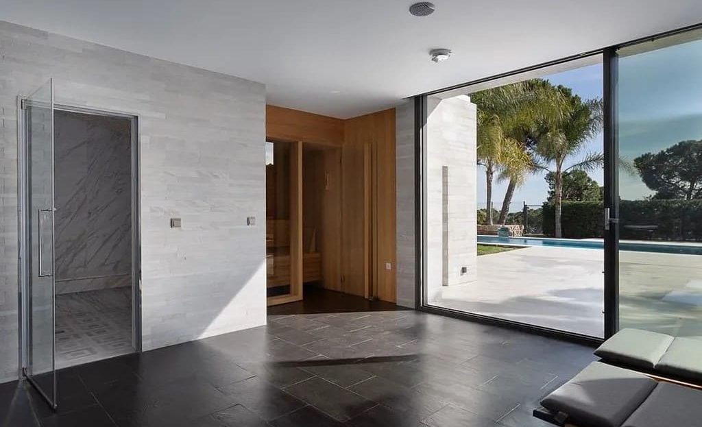 Холл с выходом в сад и панорамными стеклянными дверями