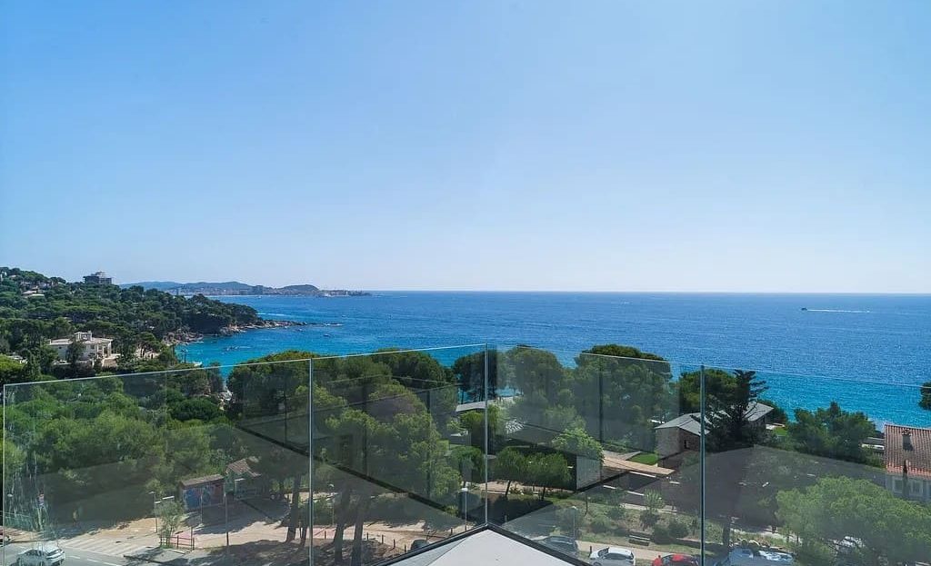 Панорамный вид на побережье Коста-Бравы из комплекса