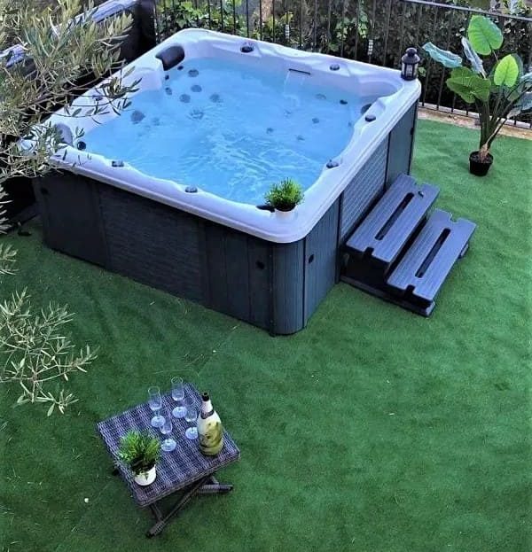 Спа-зона на участке с джакузи и зоной отдыха.