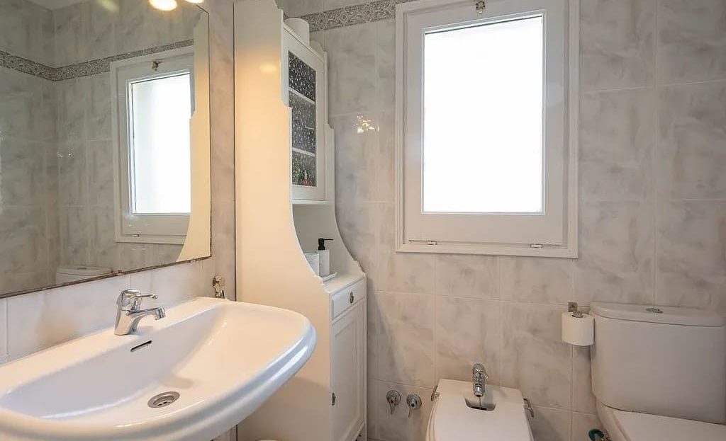 Ванная комната с раковиной и ванной.