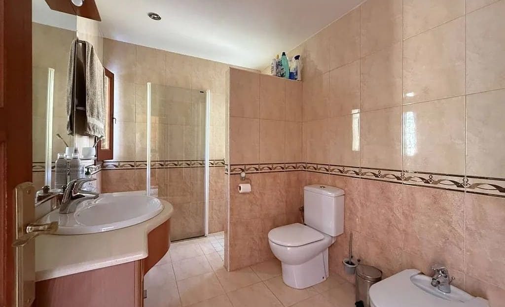 Ванная комната с раковиной, унитазом и биде.