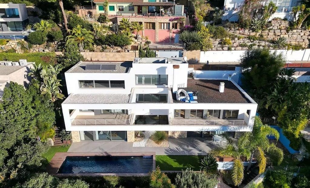 Вид на виллу и участок с высоты, среди зелени и с панорамой моря