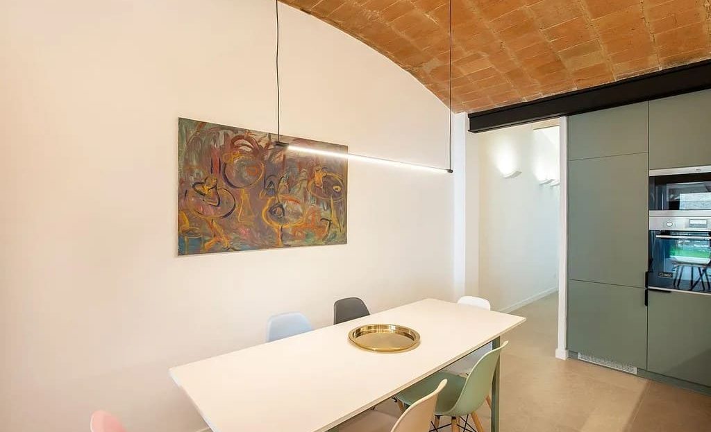 Обеденная зона с современным освещением и стеклянной перегородкой