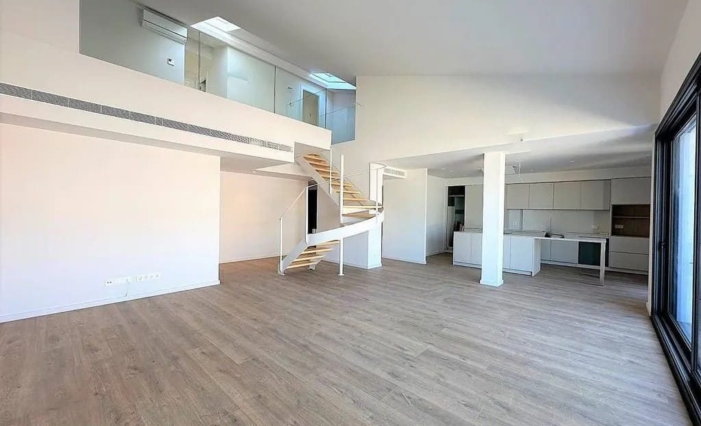 Гостиная-студия с двойной высотой потолков и выходом на террасу.