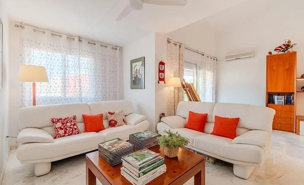 Гостиная с естественным освещением и яркими декоративными акцентами