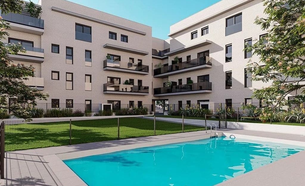 Зона бассейна и зелёный общий двор комплекса