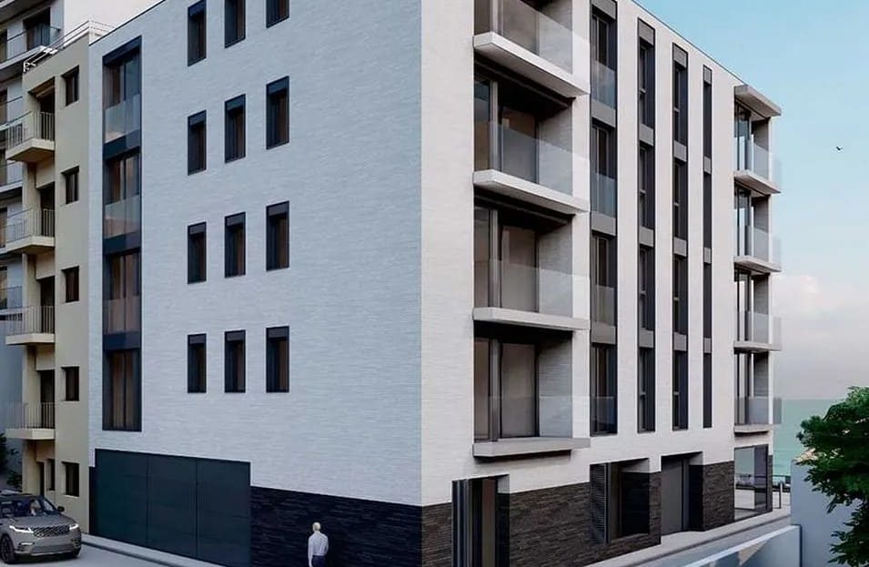 Боковой вид здания новостройки с несколькими этажами и современным дизайном