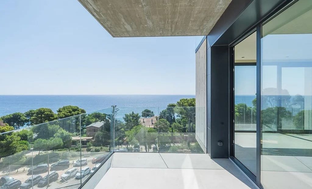 Терраса квартиры с панорамным видом на море и сосновый лес