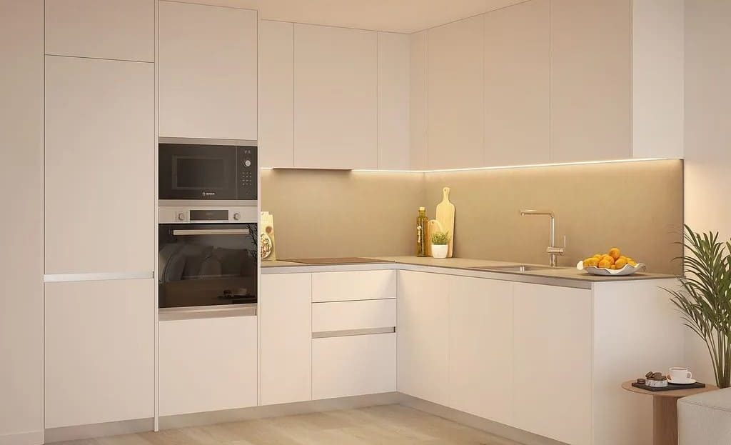 Современная кухня с встроенной техникой и мягкой подсветкой