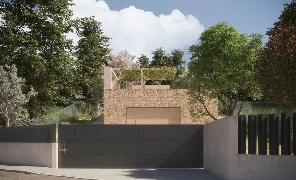 Въезд в дом с каменным фасадом и автоматическими воротами