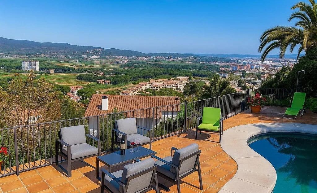 Зона отдыха у бассейна с видом на море и окрестности.