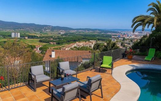 Зона отдыха у бассейна с видом на море и окрестности.