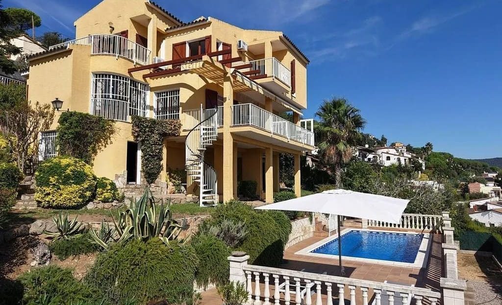 Вилла с бассейном и ландшафтным садом, вид спереди.