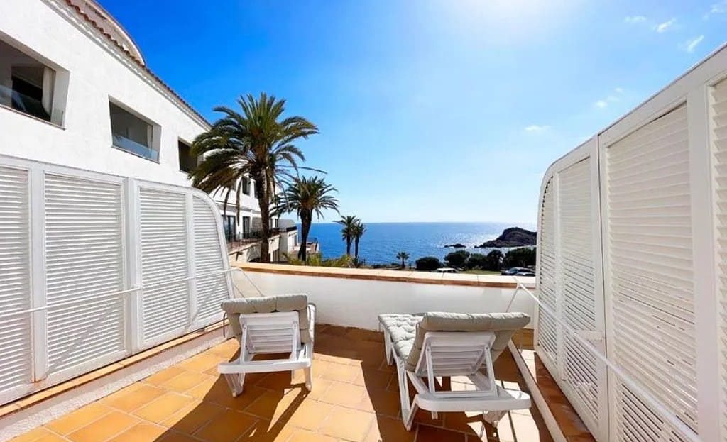 Терраса с обеденной зоной и видом на море в комплексе Cap Sa Sal.