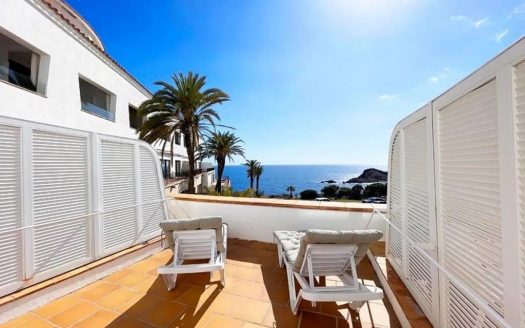 Терраса с обеденной зоной и видом на море в комплексе Cap Sa Sal.