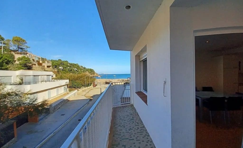 Балкон квартиры с боковым видом на море и соседние дома