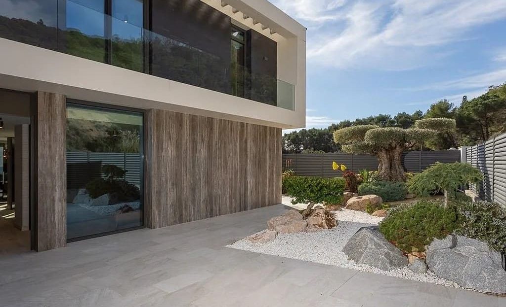 Современный экстерьер виллы с панорамными окнами и садом