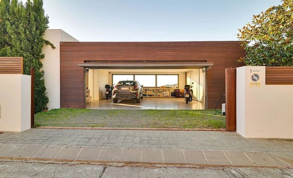 Въезд на участок с крытой парковкой и современными воротами