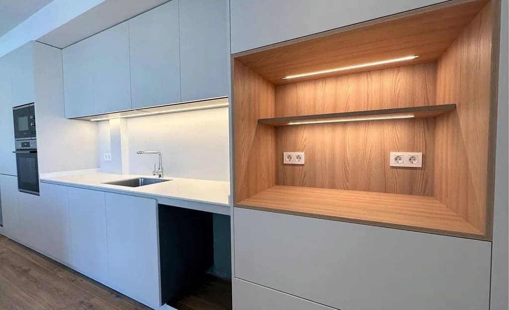 Современная встроенная зона хранения на кухне с деревянной отделкой.