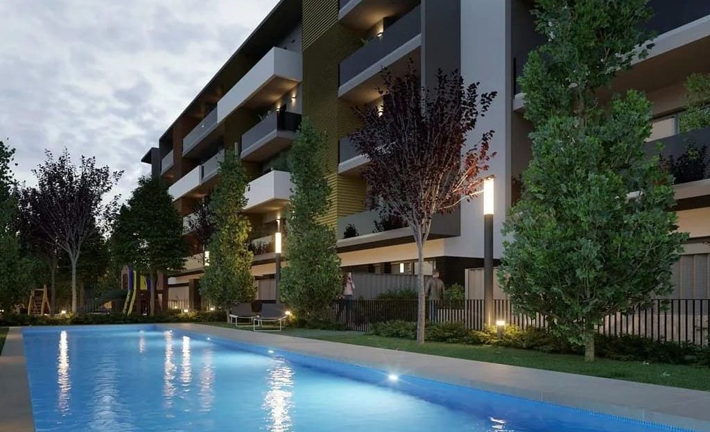 Здание комплекса с общим бассейном и зоной отдыха