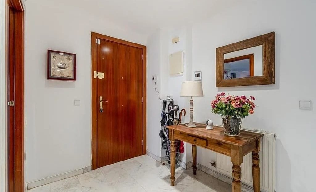 Прихожая с входной дверью, консолью и зеркалом