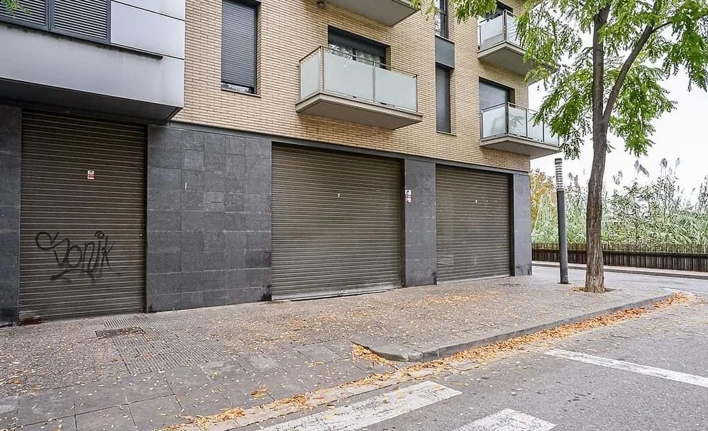 Вид на ряд закрытых коммерческих помещений на первом этаже здания