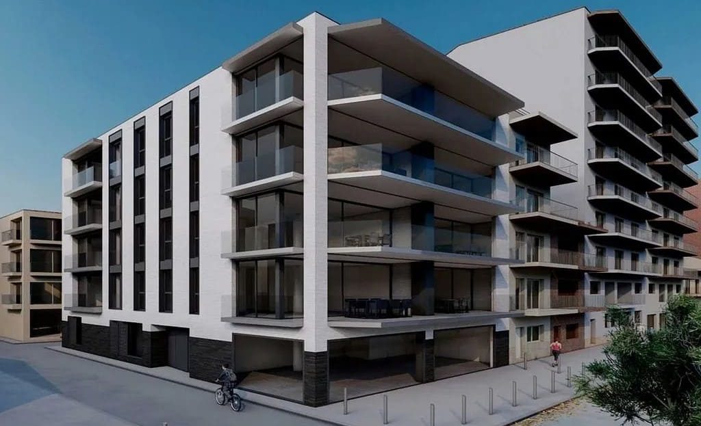 Угловой вид нового жилого комплекса с просторными балконами
