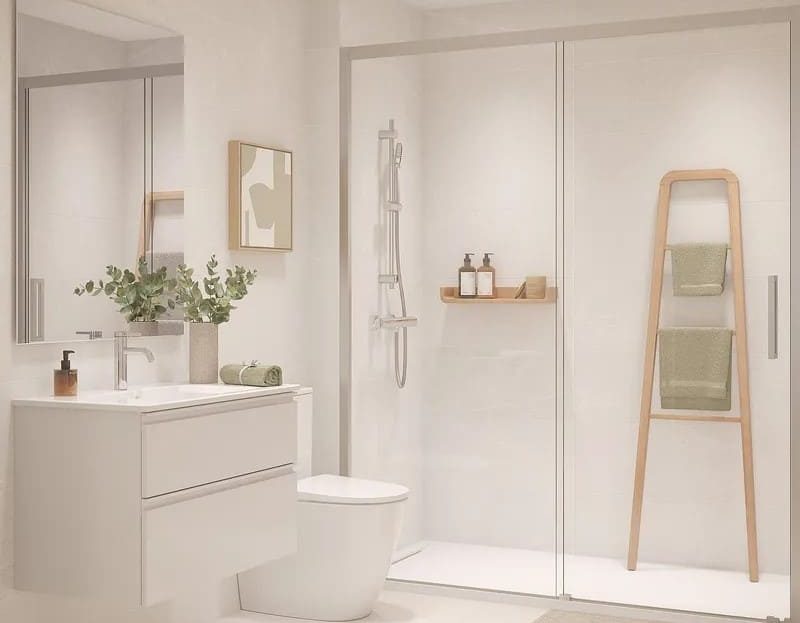 Светлая ванная комната с душевой кабиной и современными элементами