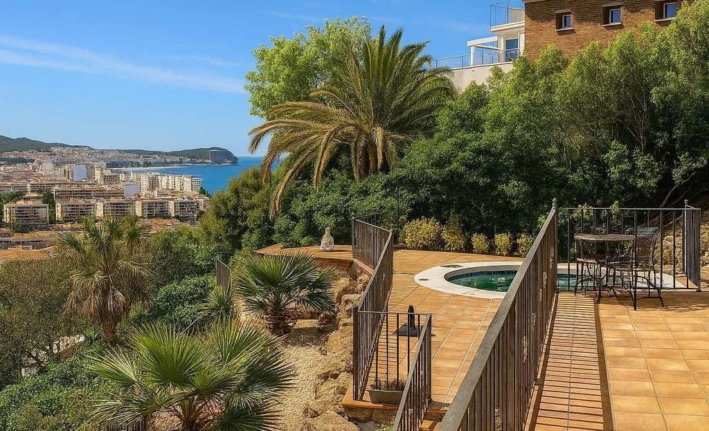 Сад и бассейн виллы с растительностью и видом на долину.