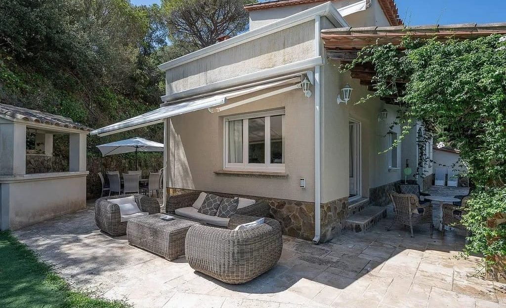 Терраса виллы с мебелью и выходом в сад.