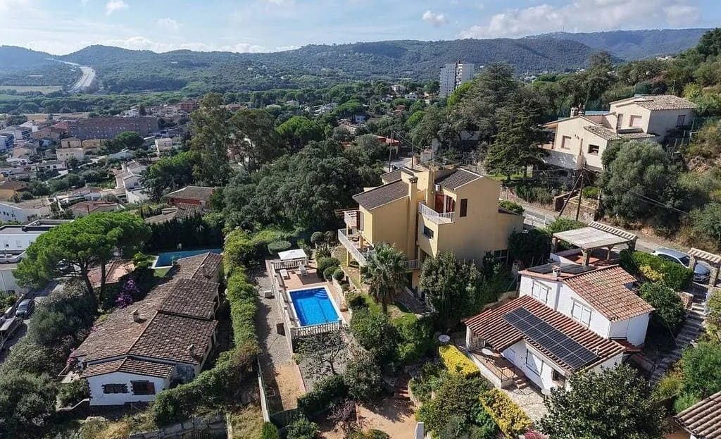 Аэрофото виллы с бассейном и окрестностями.