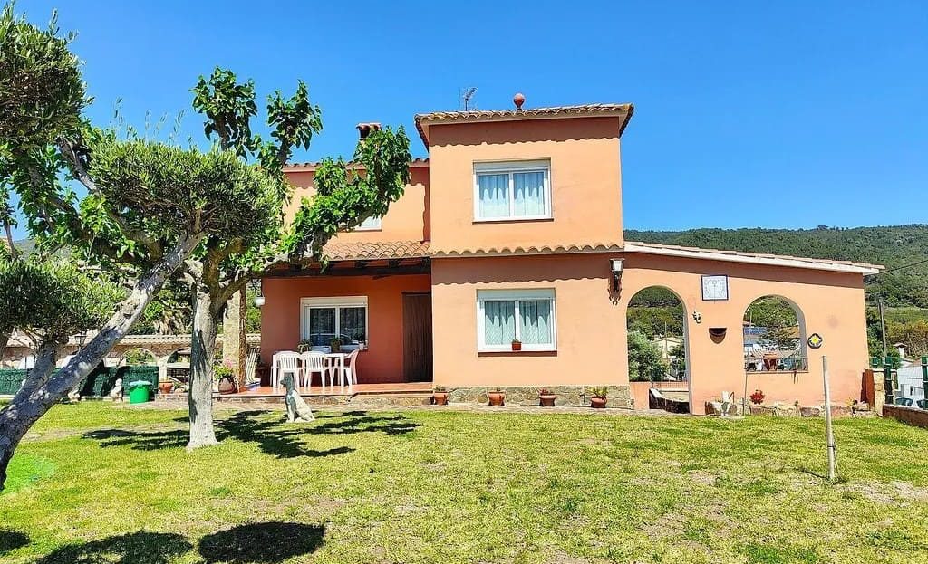 Вид на дом и сад с фронтальной стороны.