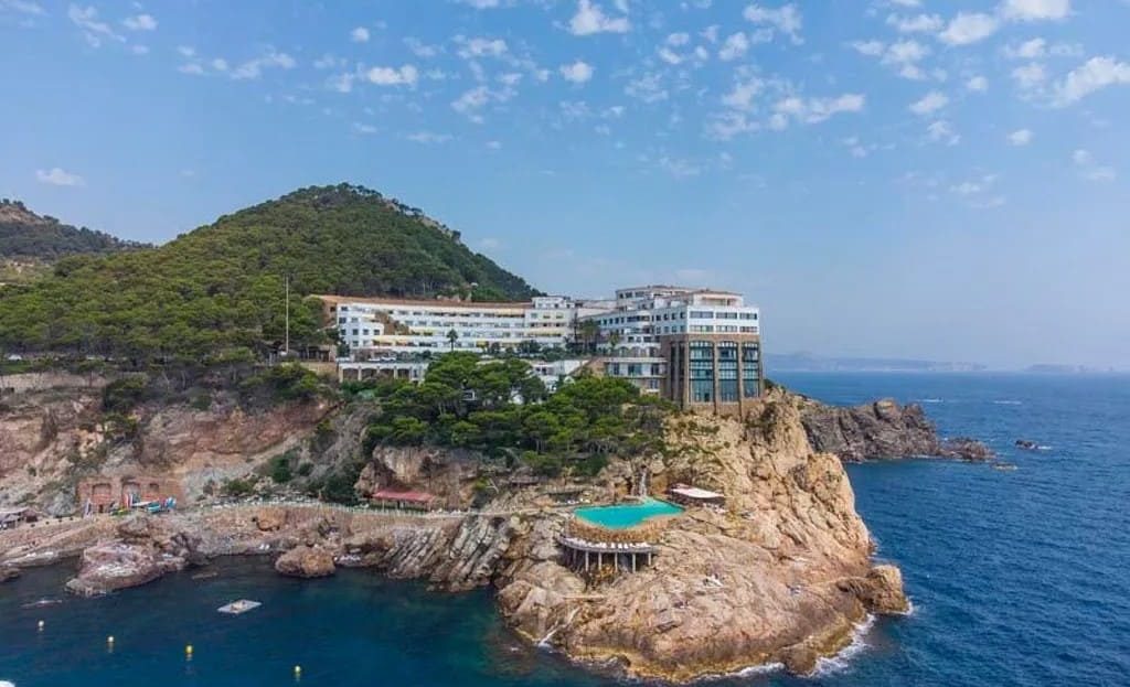 Вид на комплекс Cap Sa Sal на скалистом побережье и море.