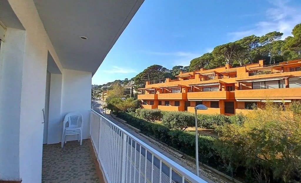 Балкон с видом на жилой комплекс и море в Са Риера