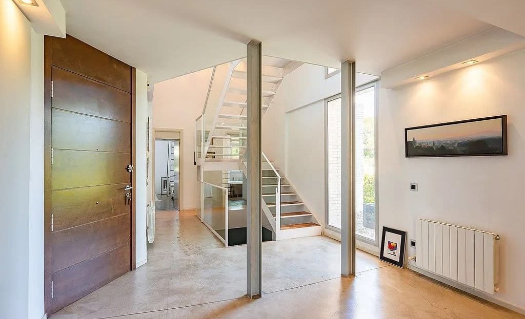 Прихожая и входная зона дома с лестницей и панорамными окнами