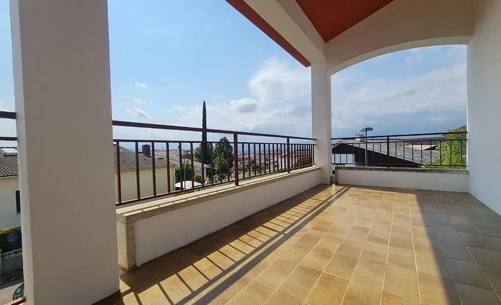 Просторная терраса с навесом и видом на окрестности